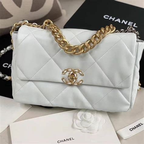 chanel 19 マキシ フラップ バッグ|Chanel 19 flap bag.